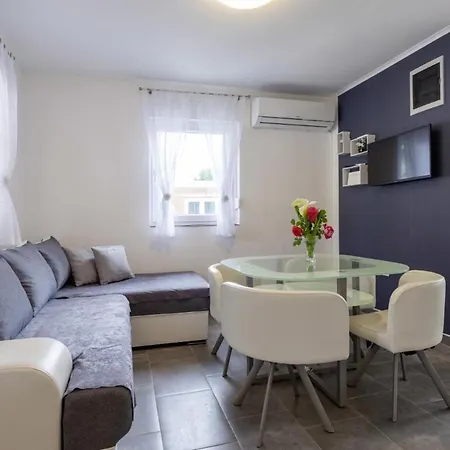 Holiday home Nina In Peroj - Haus Fuer 6 Personen *