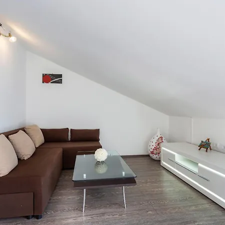 Nina In Peroj - Haus Fuer 6 Personen Holiday home
