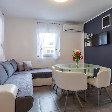 Nina In Peroj - Haus Fuer 6 Personen Holiday home